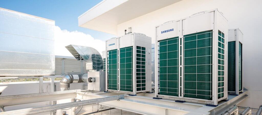 VRF Sistem Kontrol Paneli İnceleniyor